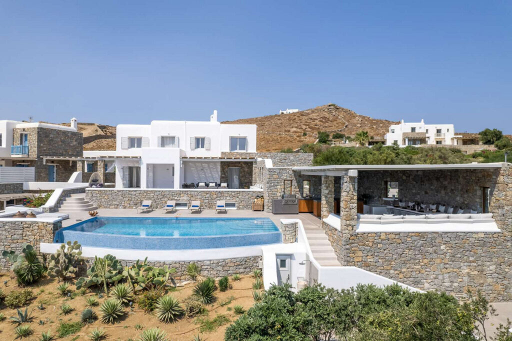 Spacious villa for rent in Mykonos with a luxurious swimming pool and spacious garden.