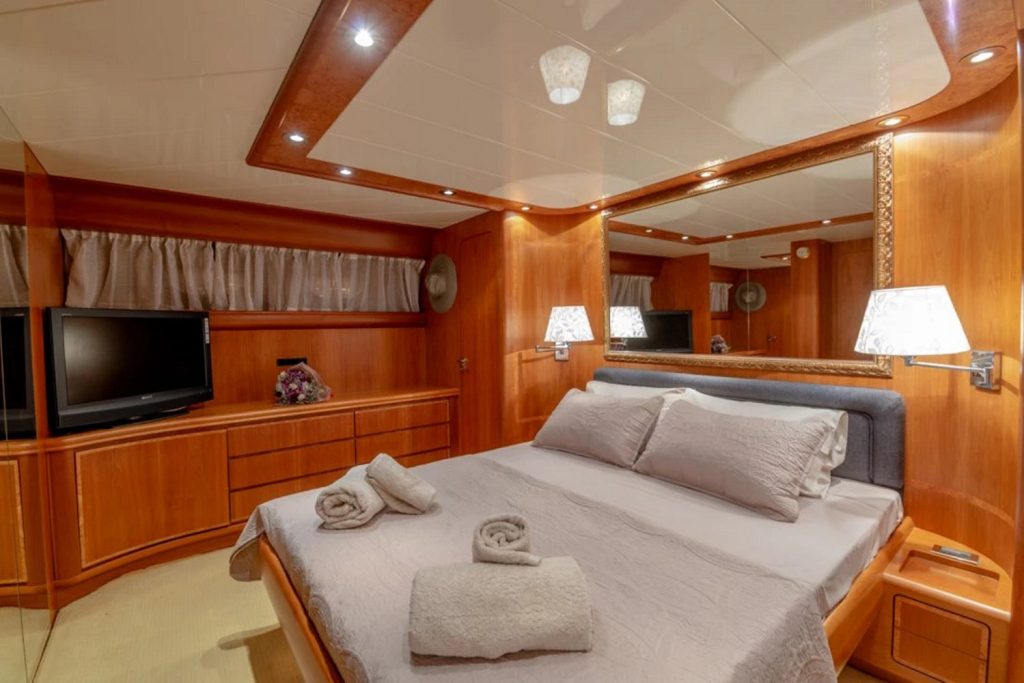 Yacht Canados 76 in Mykonos interior