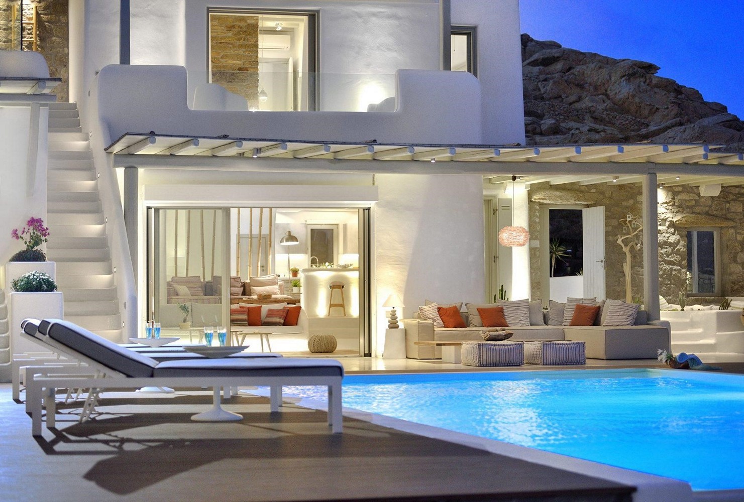 Pool and beds in front of the villa on Mykonos