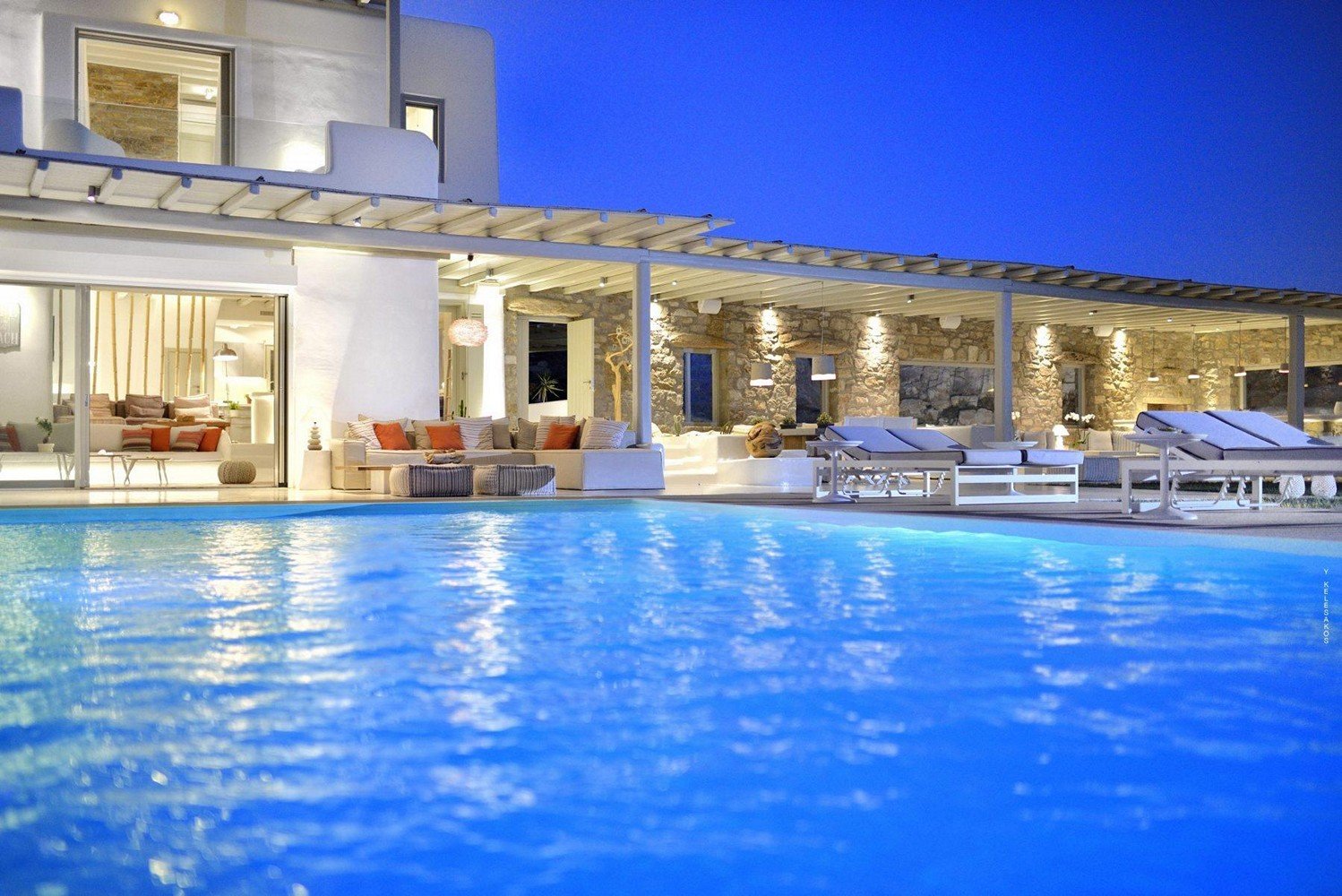 View of the pool and a villa in Mykonos behind it 