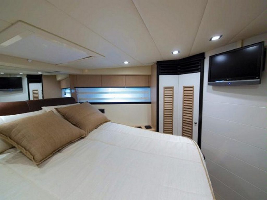 Yacht Astondoa 53 in Mykonos interior