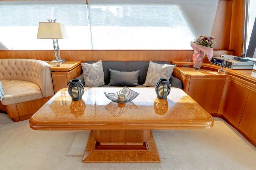 Yacht Canados 77 in Mykonos interior