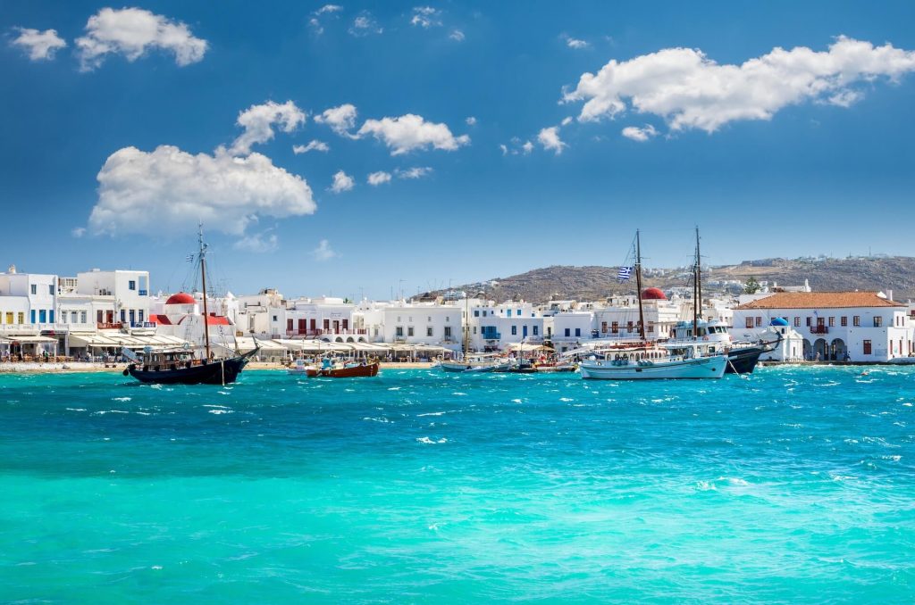 White houses and boats on the coast of Mykonos