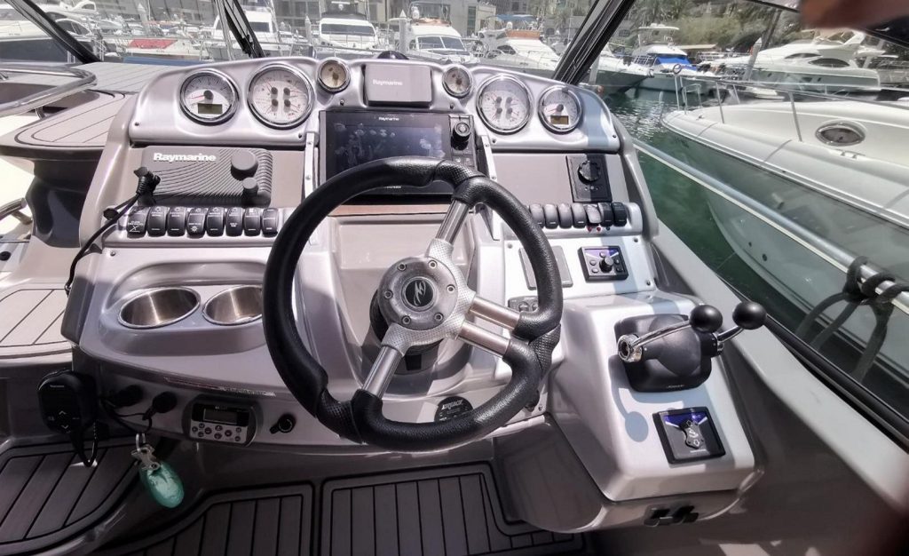 Yacht Monterey 35 in Mykonos interior