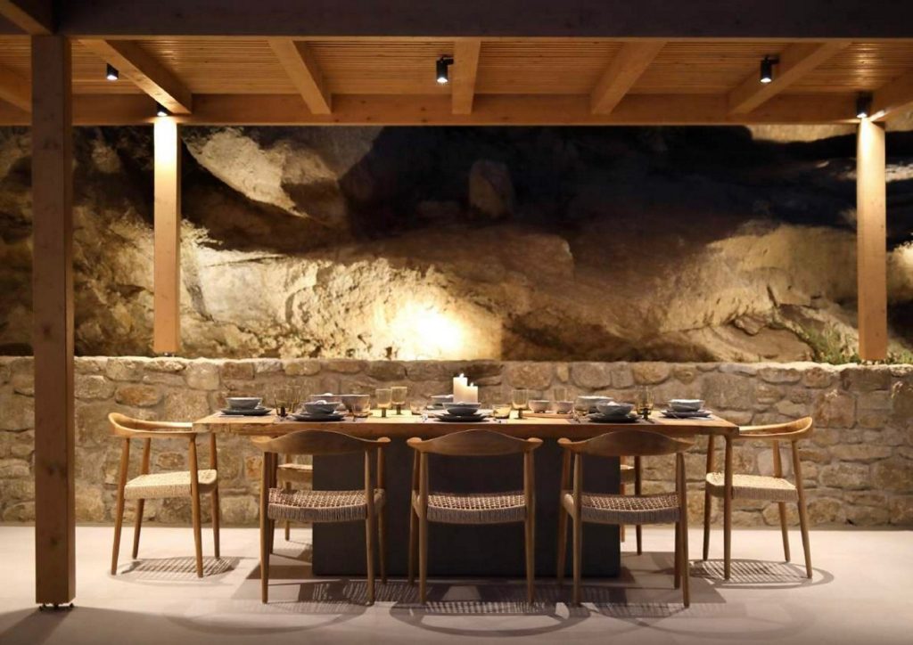 villa Benicio diniing table