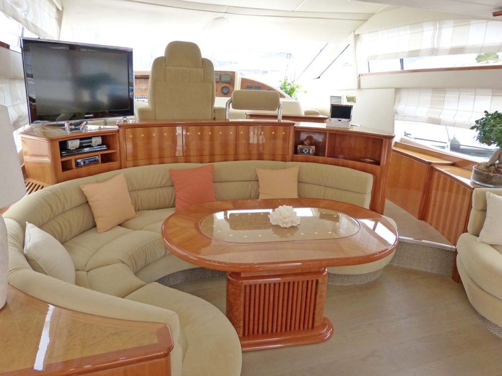 yacht Azimut 58 inside
