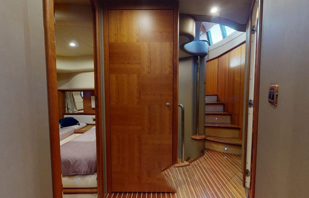 yacht Azimut 62 inside