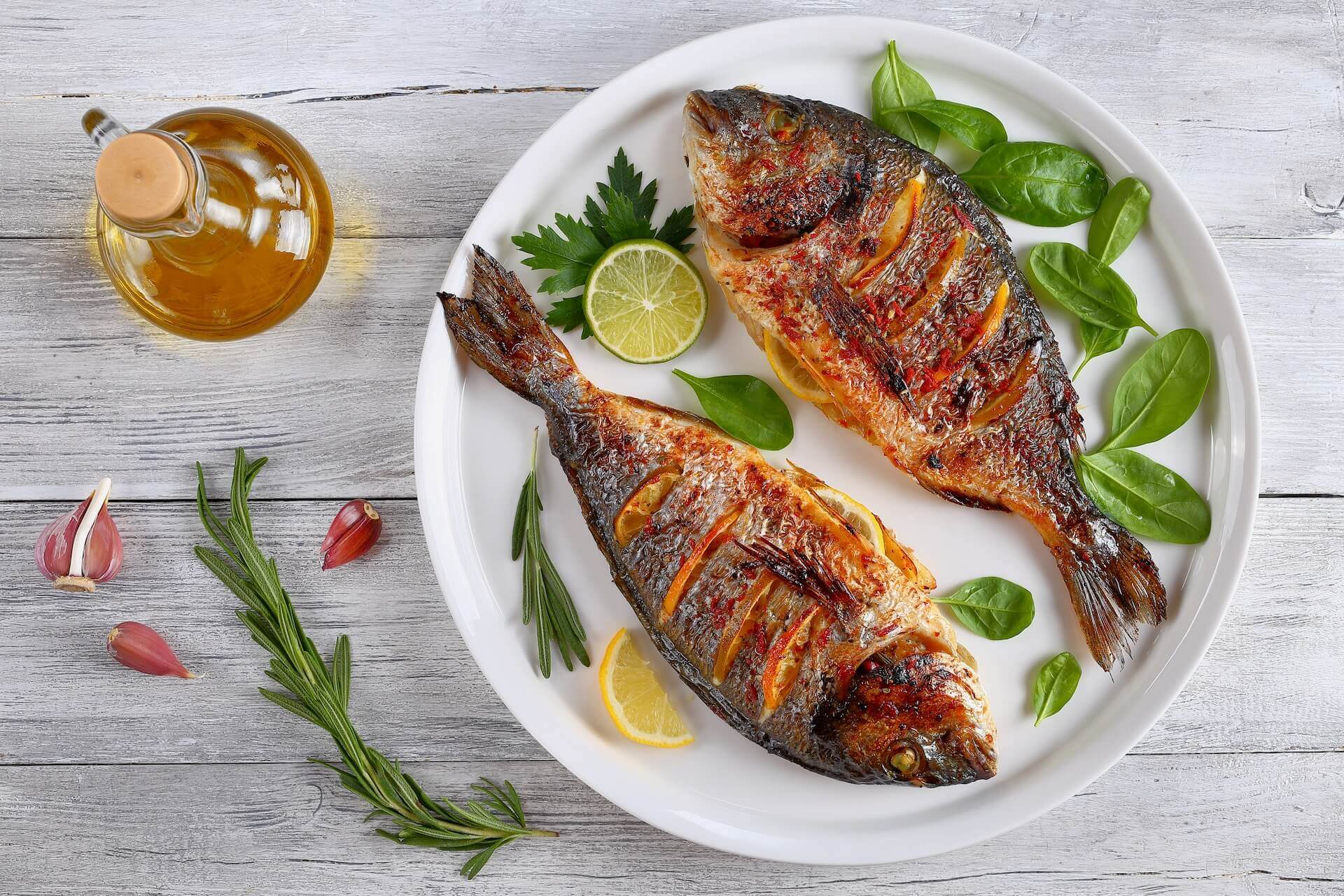 Grilled fish with lemon slices