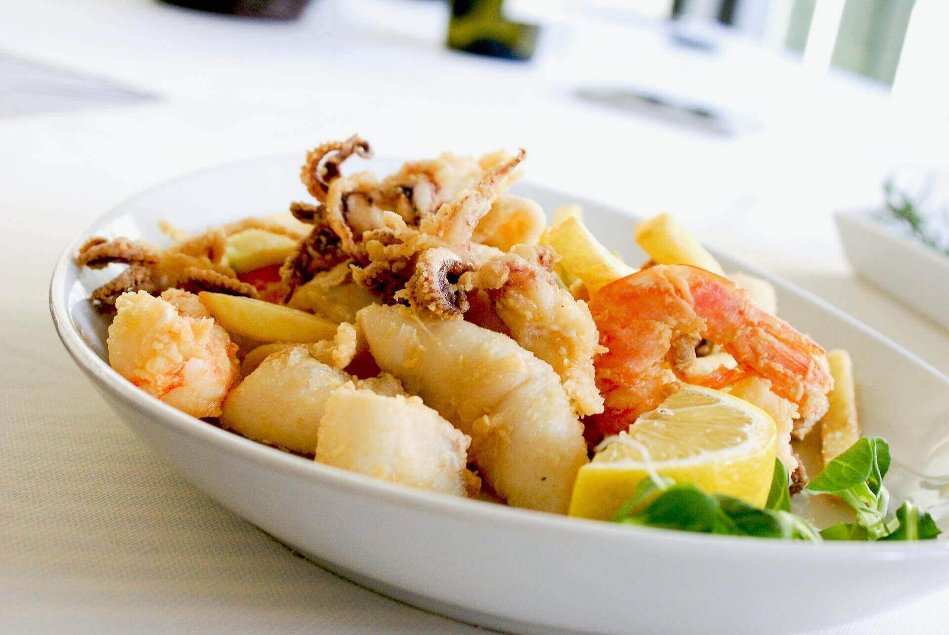 Fried shrimp and squid with pieces of lemon
