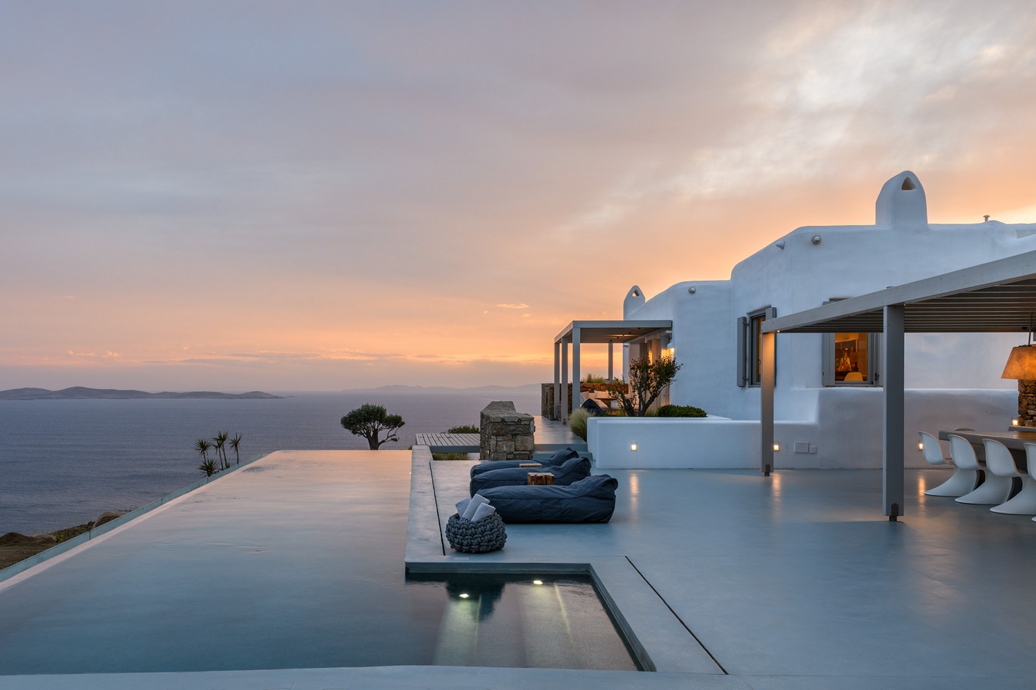 A Mykonos villa with an infinity pool