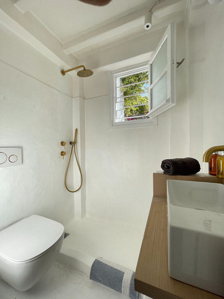White and golden bathroom in the holiday Mykonos villa for rent.