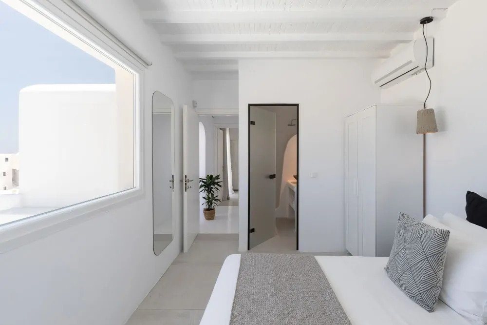 White wall bedroom with terrace and seaside view, full of light, in Mykonos top rental private home