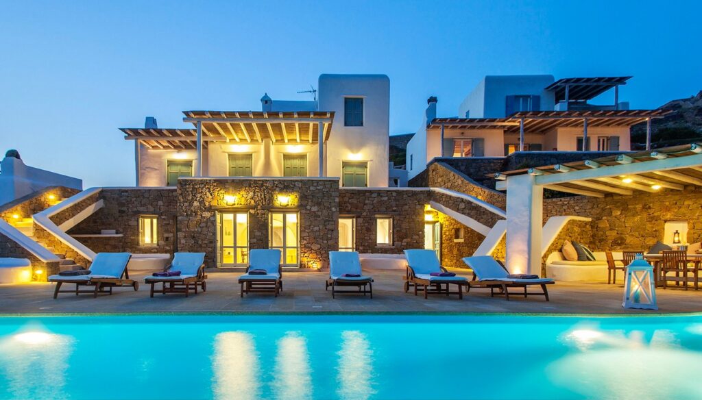 Private infinity pool and comfy sun beds in an exceptional villa for rent, Mykonos.