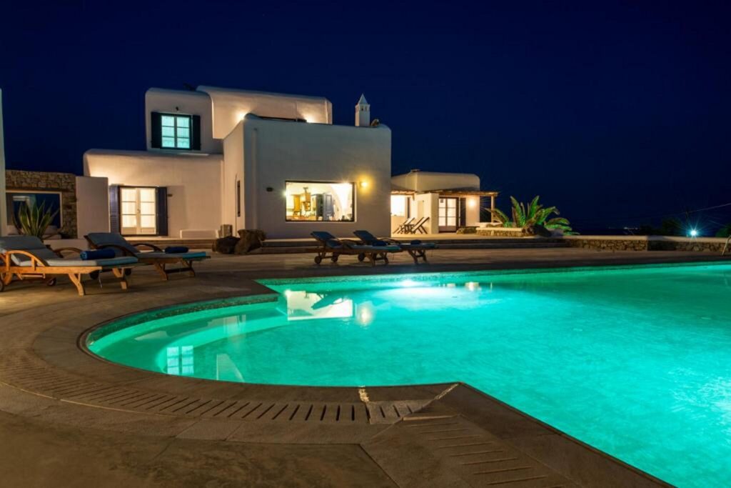 Sunbeds, swimming pool, and a perfect holiday home for rent, Mykonos.