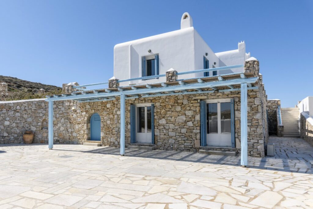 Large, welcoming getaway in a high-end villa for rent, Mykonos.