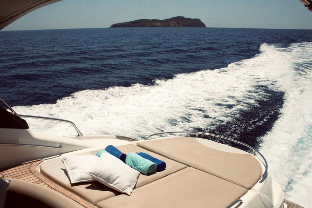 Comfort on a prestigious, lettable yacht in Mykonos.