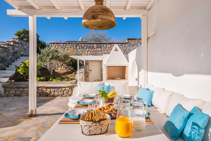 Have breakfast in Mykonos' splendid villa for rent.
