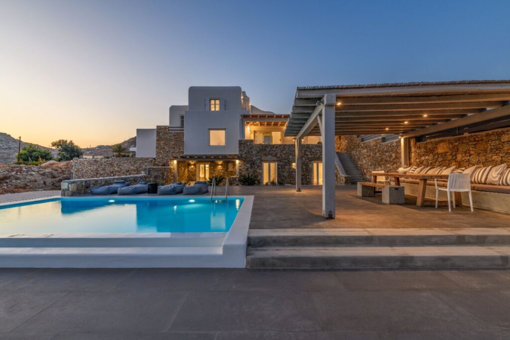Splendid villa and swimming pool in Mykonos, available for booking.