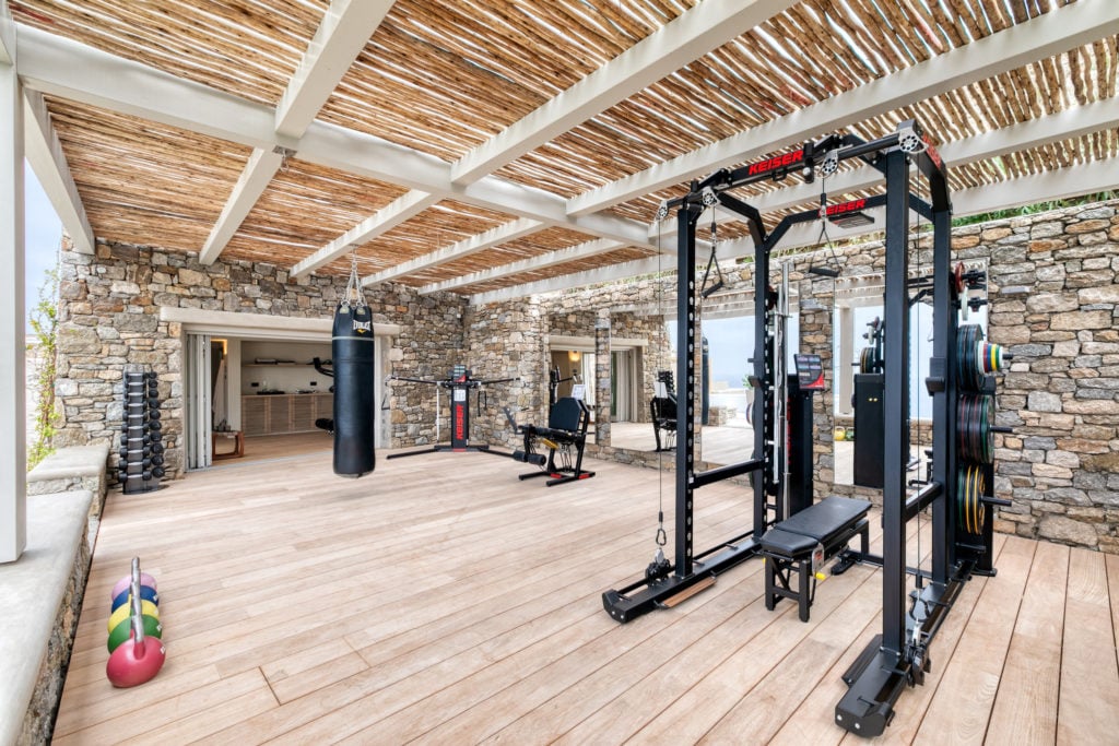 Fully equipped outdoor gym in villa Cooper