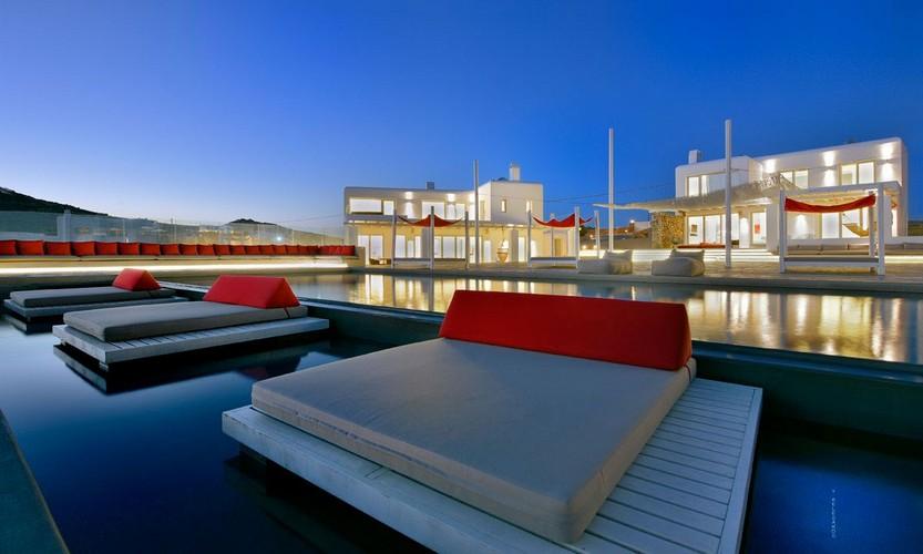 View of the floating sunbeds in Villa Megan 