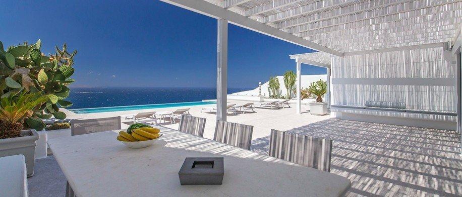 ideal place to enjoy the shade and sea views under a white wooden canopy