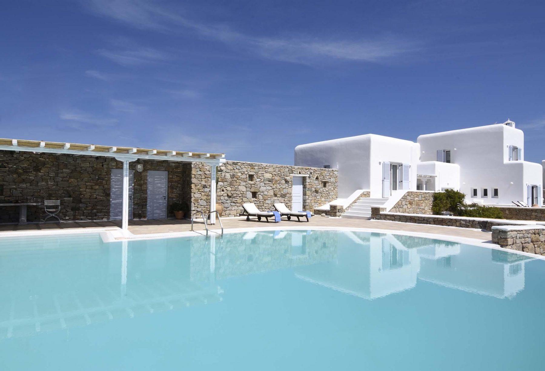 Swimming pool and a villa in Mykonos