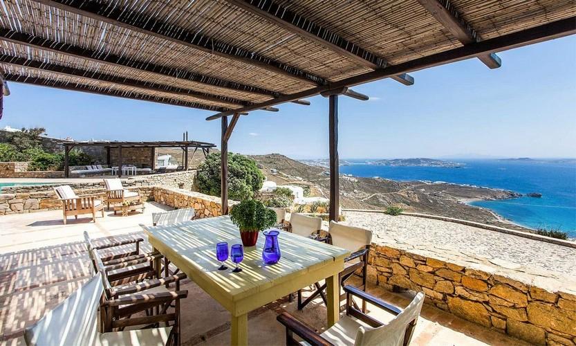 Villa_Cynthia_14.jpg Fanari Mykonos Outdoor Dining area, table, glass, flowers, chairs