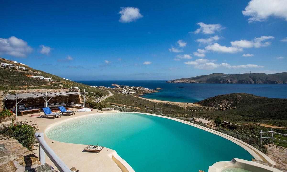 View of the pool and sea