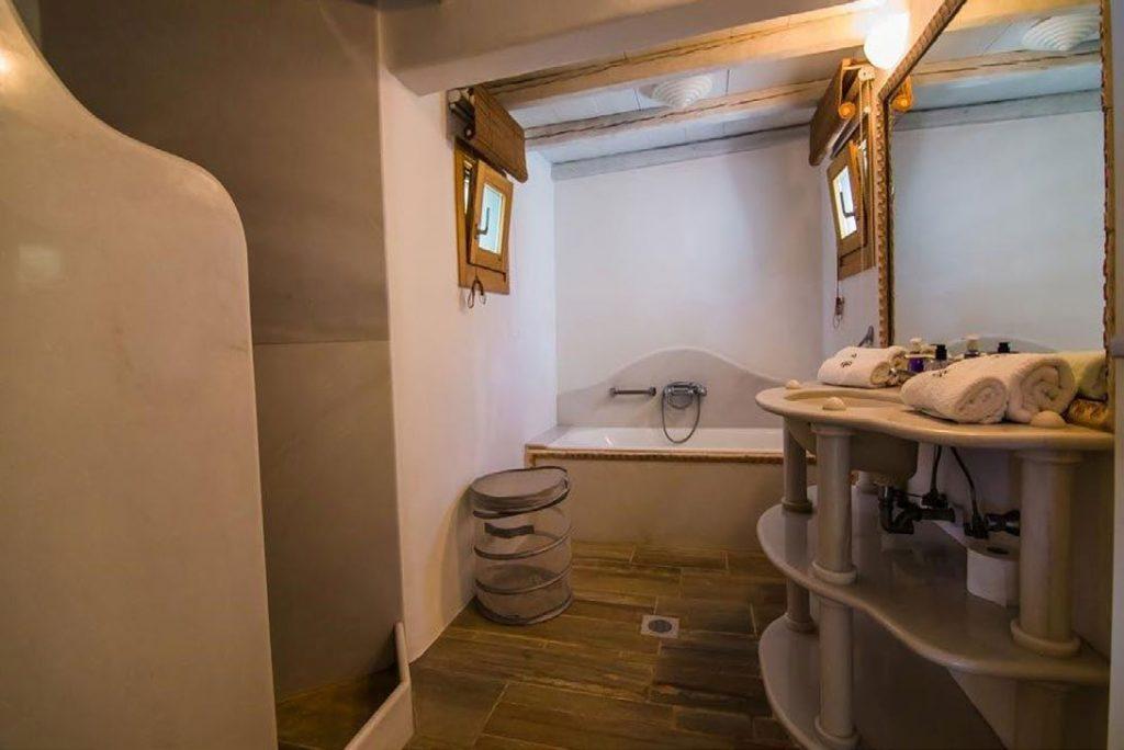 Villa Felicia Agios Lazaros Mykonos, 3rd bathroom, washstand, mirror, towels, basket, bathtub, toilet paper