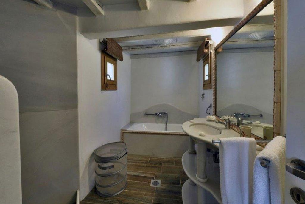 Villa Felicia Agios Lazaros Mykonos, 3rd bathroom, washstand, mirror, towels, basket, bathtub