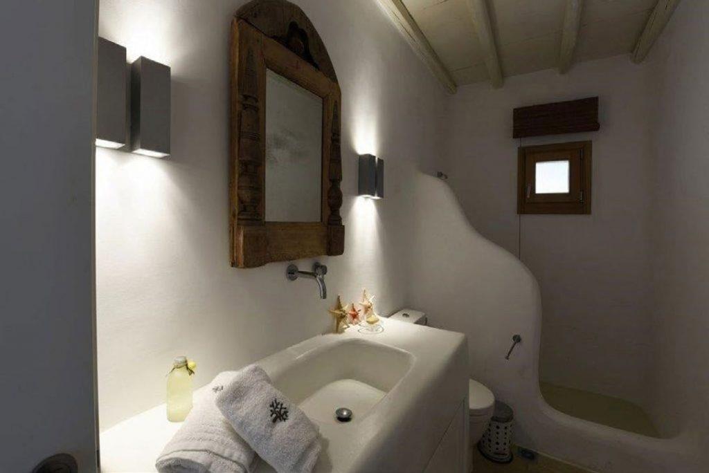 Villa Felicia Agios Lazaros Mykonos, 2nd bathroom, washstand, shower, mirror, towels