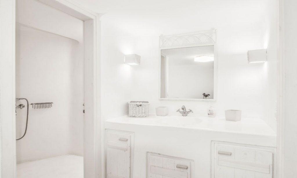 white wall bathroom with nice vibe and beautiful lighting