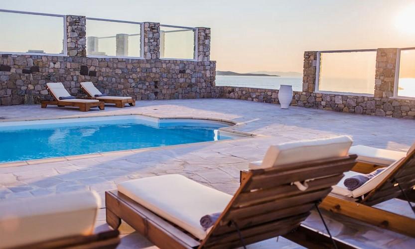 Villa_Eli_10.jpg Agios Ioannis Mykonos Outdoor, climbers, vase, pool, towels