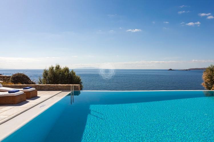 Villa_Jolly_02.jpg Agios Lazaros Mykonos Outdoor, pool, climbers, towels, sea, sky, island, horizon