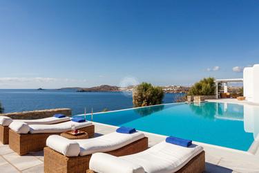 Villa_Jolly_04.jpg Agios Lazaros Mykonos Outdoor, pool, climbers, towels, sea, sky