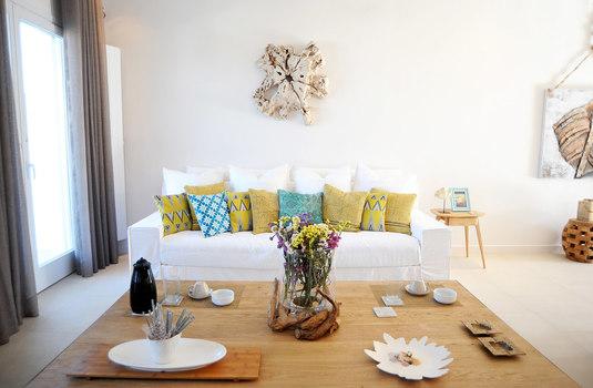 Villa_Lenard_05.jpg Panormos Mykonos Living area, table, flowers, vase, bed, paint, curtains