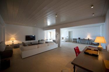 Villa_Ophelia_02.jpg Agios Lazaros Mykonos Living area, bed, flat screen tv, lamp, table, chair, pillows