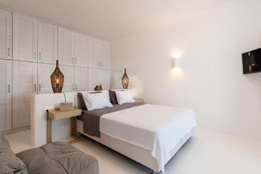 Villa_Pamella_07.jpg Pouli Mykonos 3rd Bedroom, double bed, pillows, flat screen tv, cabinet