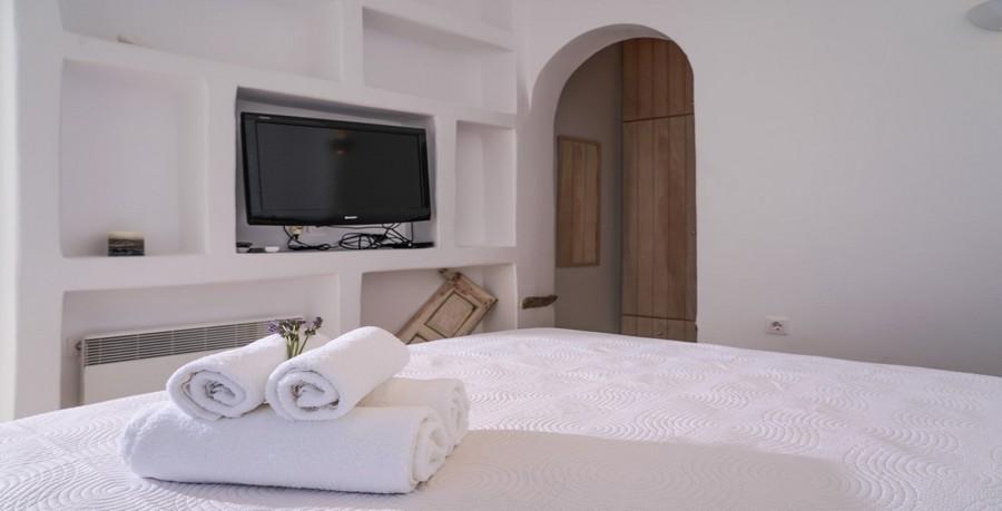 Villa_Sofy_23.jpg Kalafatis Mykonos 4th Bedroom, flat screen tv, towels, cabinet
