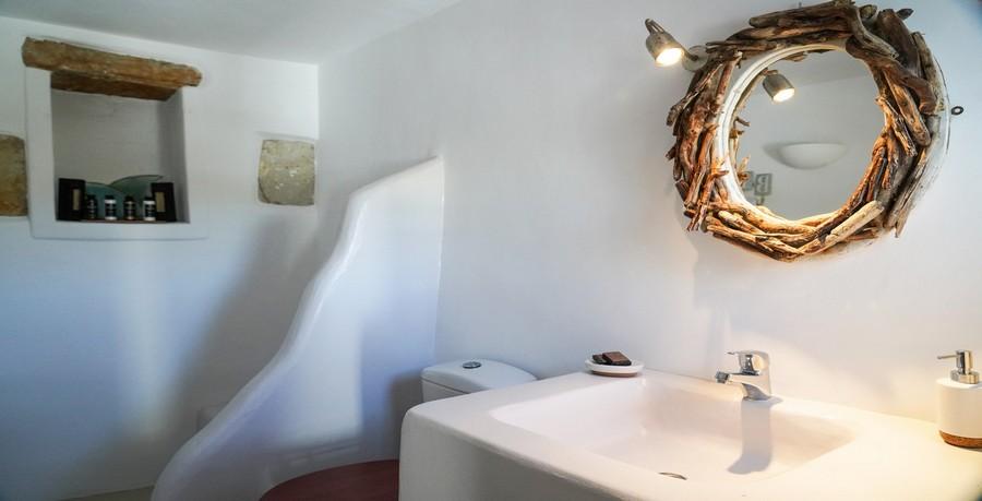 Villa_Tessa_25.jpg Agios Ioannis Mykonos 1st Bathroom, mirror, washstand, soap, toilet, shower