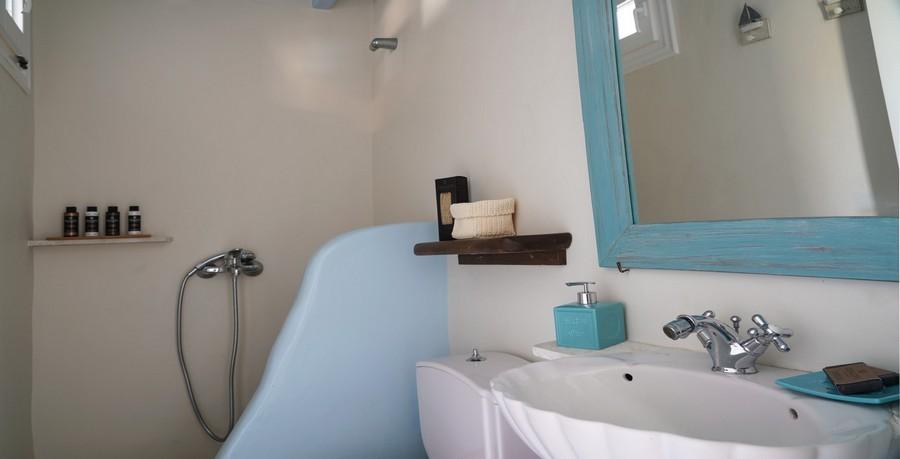 Villa_Tessa_29.jpg Agios Ioannis Mykonos 2nd Bathroom, washstand, mirror, shower