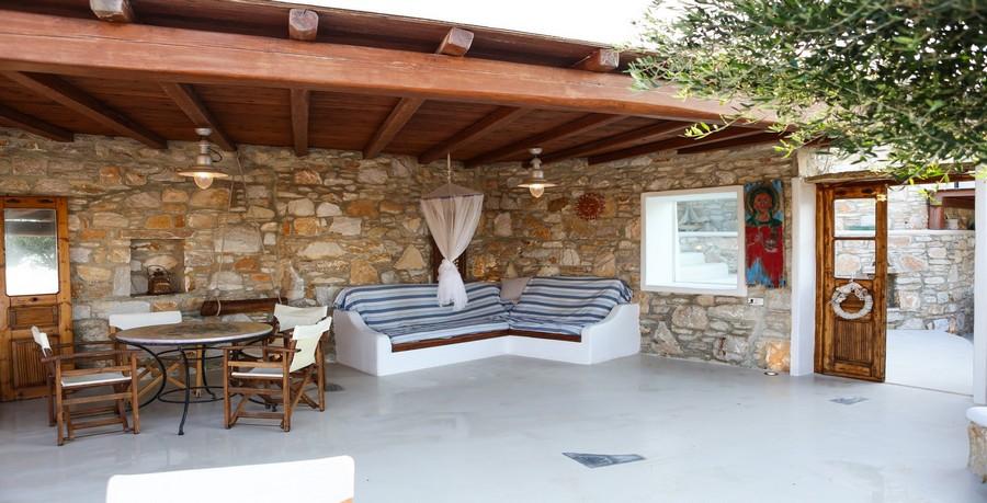 Villa_Tessa_32.jpg Agios Ioannis Mykonos Living area, door, paint, bed, pillows, table, chairs