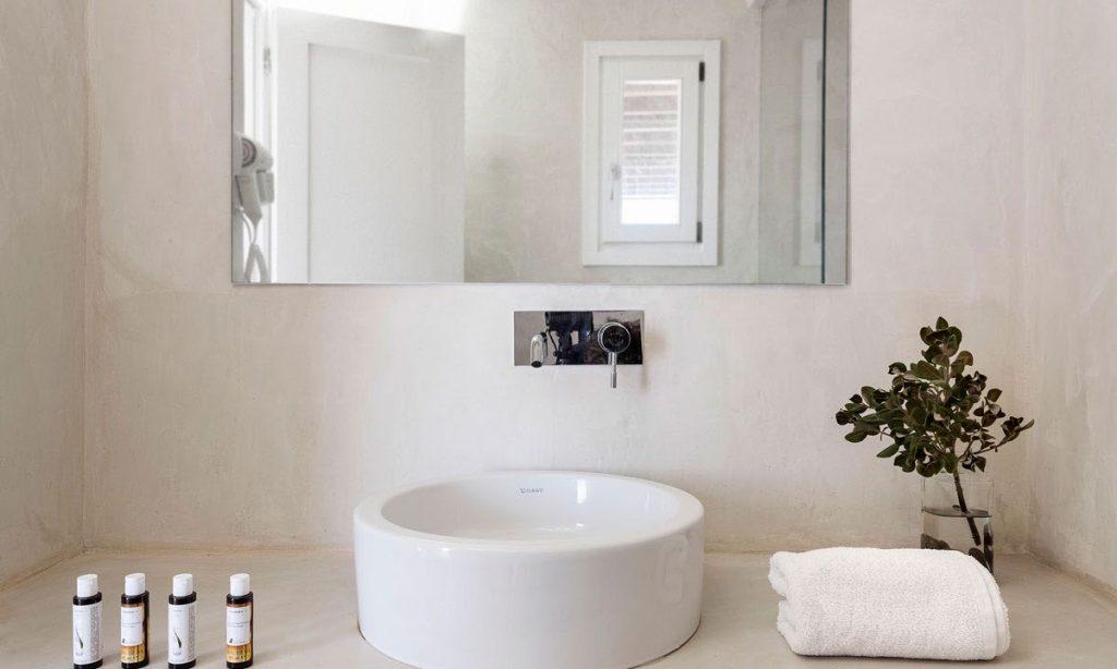 Villa-Agda_41.jpg Agios Ioannis Mykonos, bathroom, mirror, washstand, flowers, vase, towel
