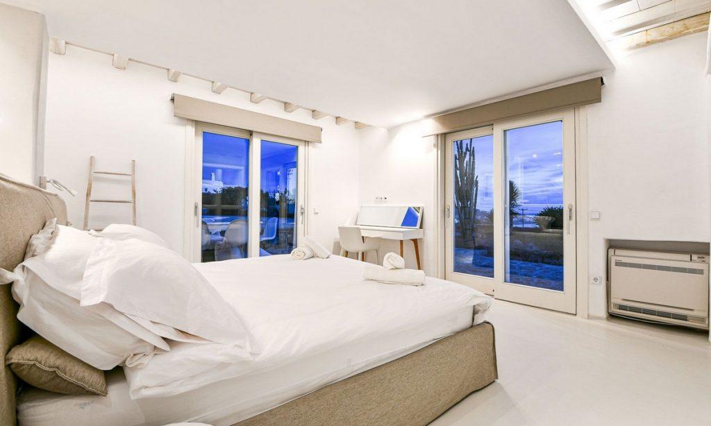 Villa Gael I Chora, Mykonos, Master bed, Closet, Sleeping room, Pillows, Towels, A/C, Outdoor view