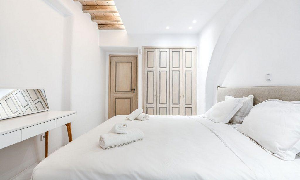 Villa Gael I Chora, Mykonos, Master bed, Closet, Sleeping room, Pillows, Towels