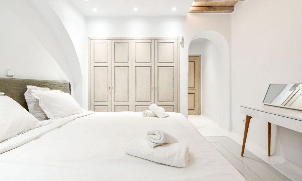 Villa Gael I Chora, Mykonos, Master bed, Closet, Sleeping room, Pillows, Towels