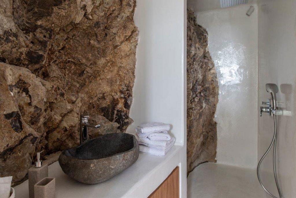 Villa-Sabina_52.jpg Kounoupas Mykonos, 1st bathroom, washstand, towels, shower, soap