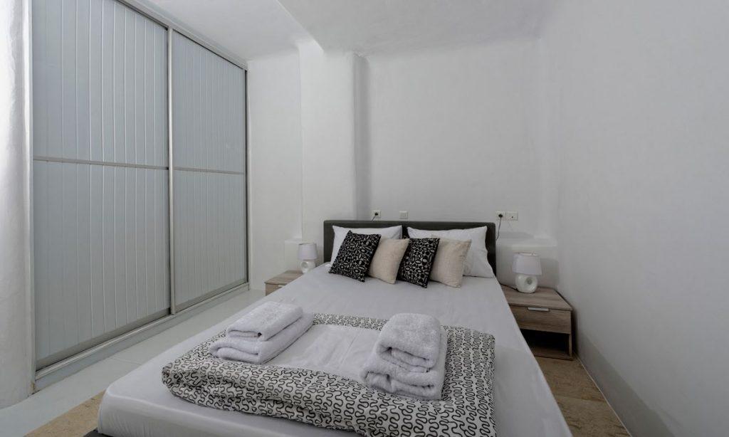 Villa-Valence-_25.jpg Kalafatis Mykonos, 2nd bedroom, bed, towels, blanket, nightstands, lamps, closet
