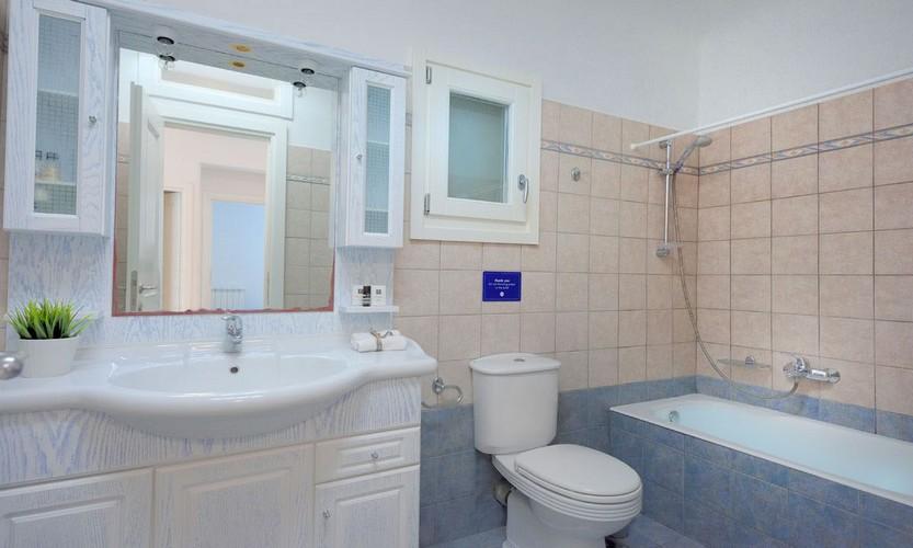Villa_Patricia_47.jpg Super Paradise Mykonos 2nd Bathroom, bath, toilet, mirror, soap
