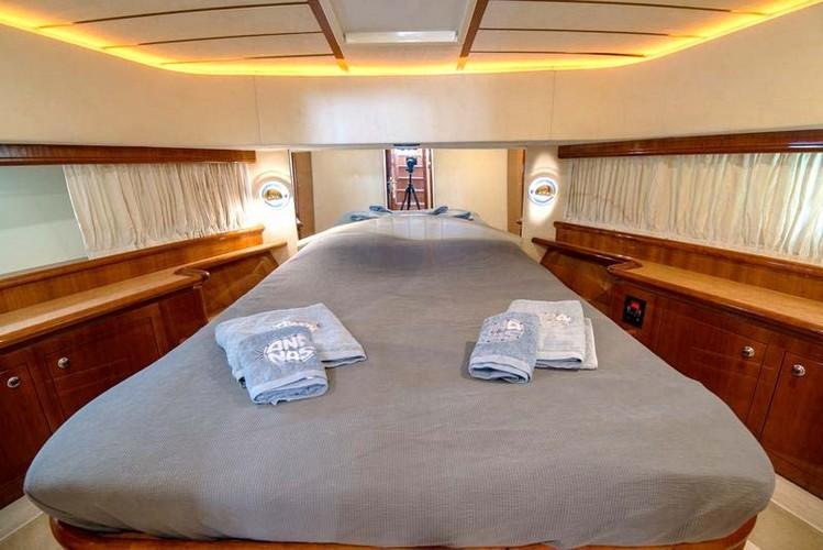 Yacht_Ananas_06.jpg Mykonos 2nd Bedroom, bed, towels, curtains, lamp